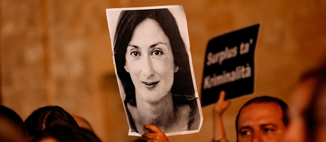 Ein Bild von Daphne Caruana Galizia wird während einer Protestaktion vor dem Amtssitz des maltesischen Premierministers hochgehalten.