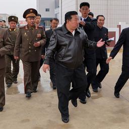 Nordkoreas Machthaber Kim Jong Un (Mitte) besichtigt mit einer Militärdelegation eine Fabrik