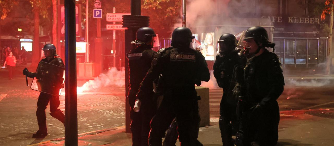 Polizisten sind in Paris im Einsatz