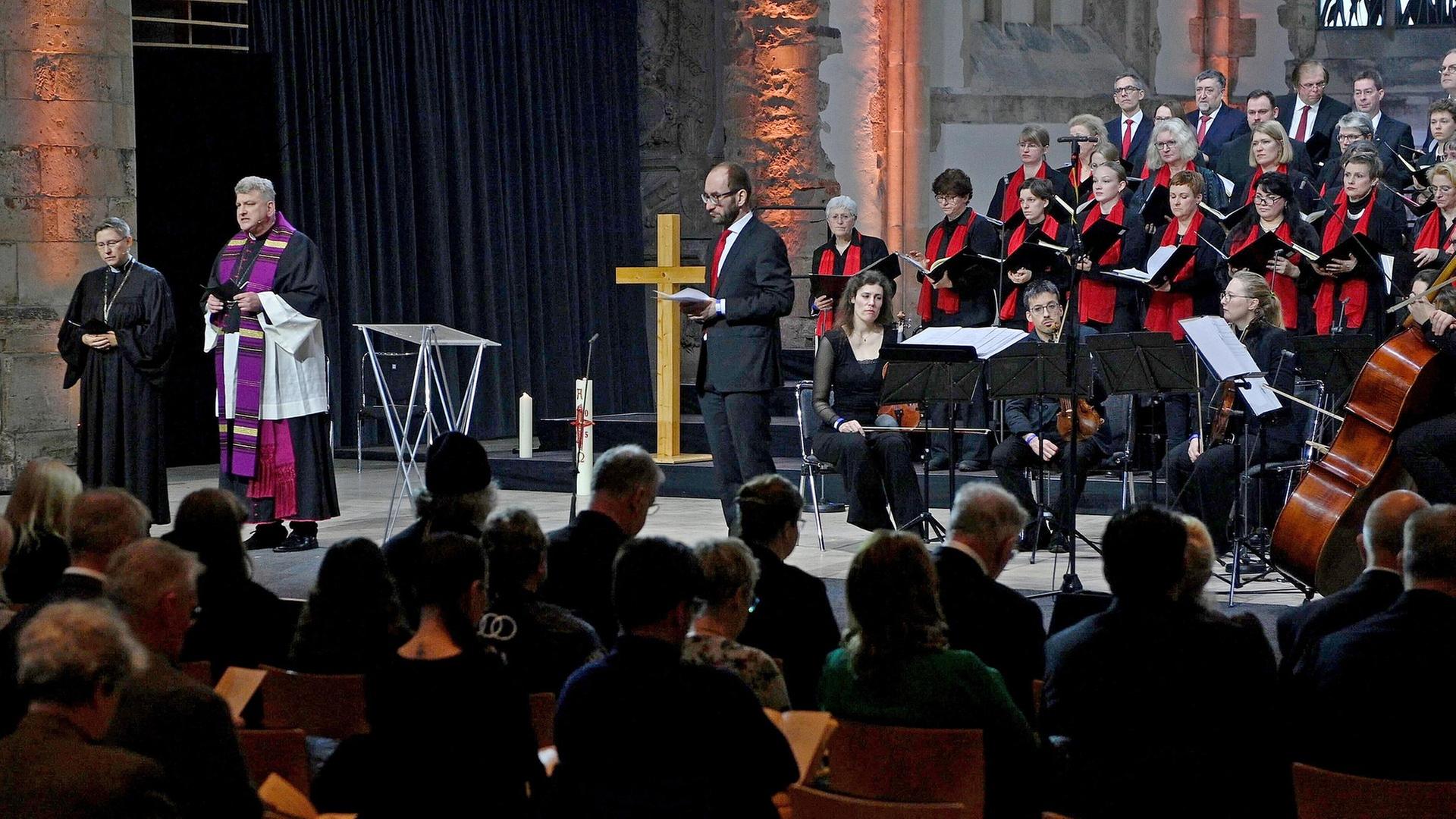 Regionalbisch�fin Bettina Schlauraff und Kathedralpfarrer Daniel Rudloff sprechen zu den Teilnehmern des �kumenischen Gedenkgottesdienstes in der Johanniskirche in Magdeburg | picture alliance/dpa/Klaus-Dietmar Gabbert