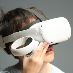 Ein Junge mit einem Virtual-Reality-Headset Meta Quest.