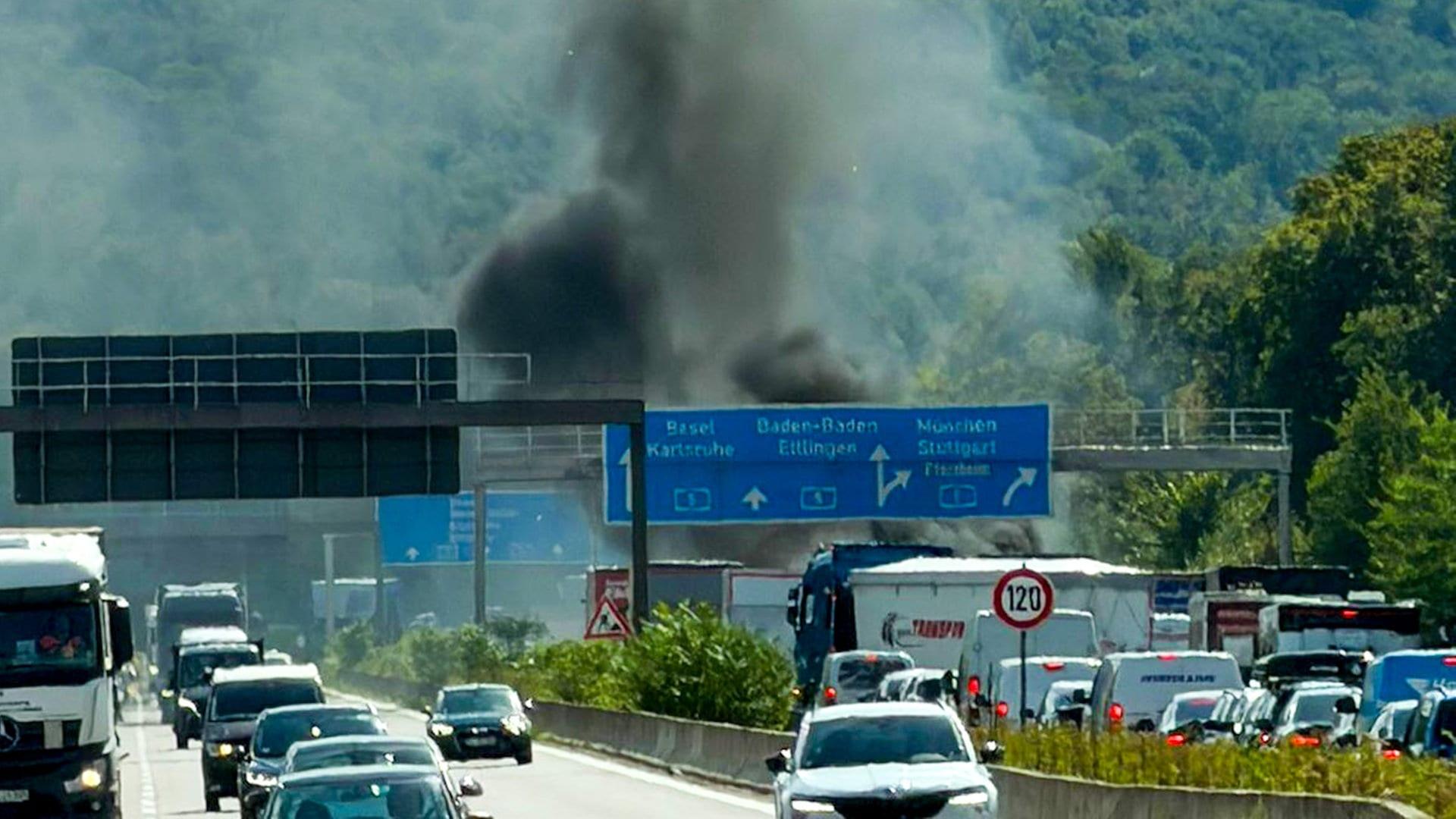 Unfall auf der A5 bei Karlsruhe: Zwei Personen verletzt