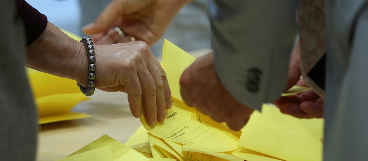 Stimmzettel werden während einer Landtagssitzung in Magdeburg ausgezählt.