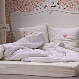 Ein zerwühltes Doppelbett steht in einem Hotelzimmer eines Nobelhotels. So könnte der Mann, der die Zeche geprellt hat, die Zimmer verlassen haben.