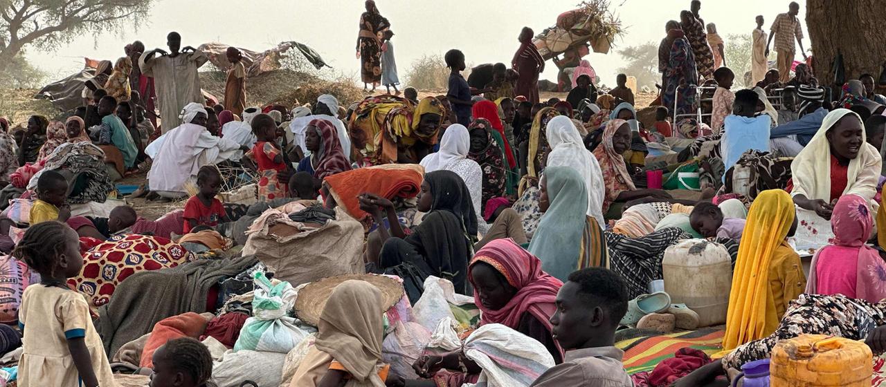 Menschen in einem provisorischen Lager auf einem offenen Feld in der Nähe der Stadt Tawila, Sudan.