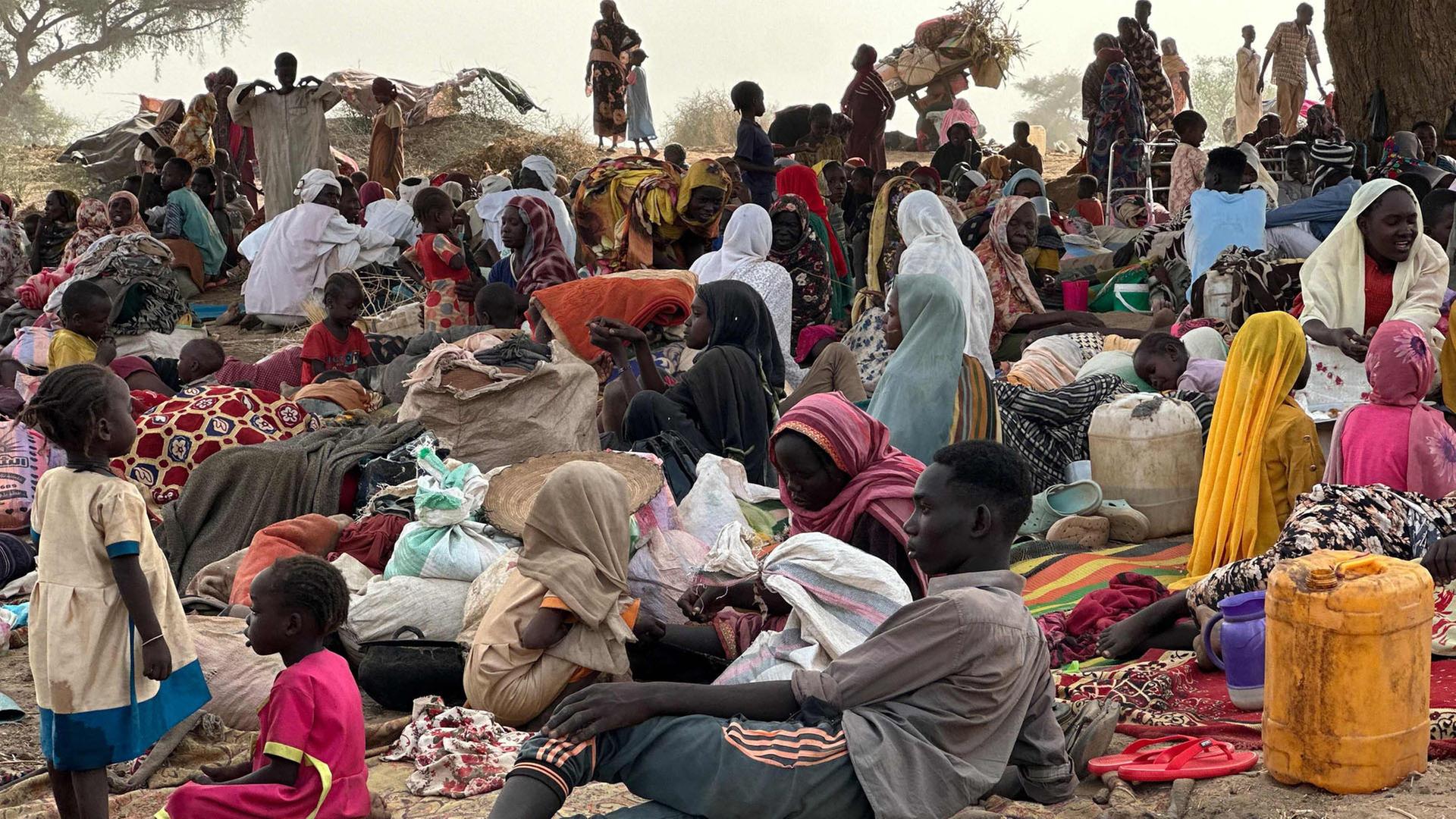 Menschen in einem provisorischen Lager auf einem offenen Feld in der Nähe der Stadt Tawila, Sudan. | AFP