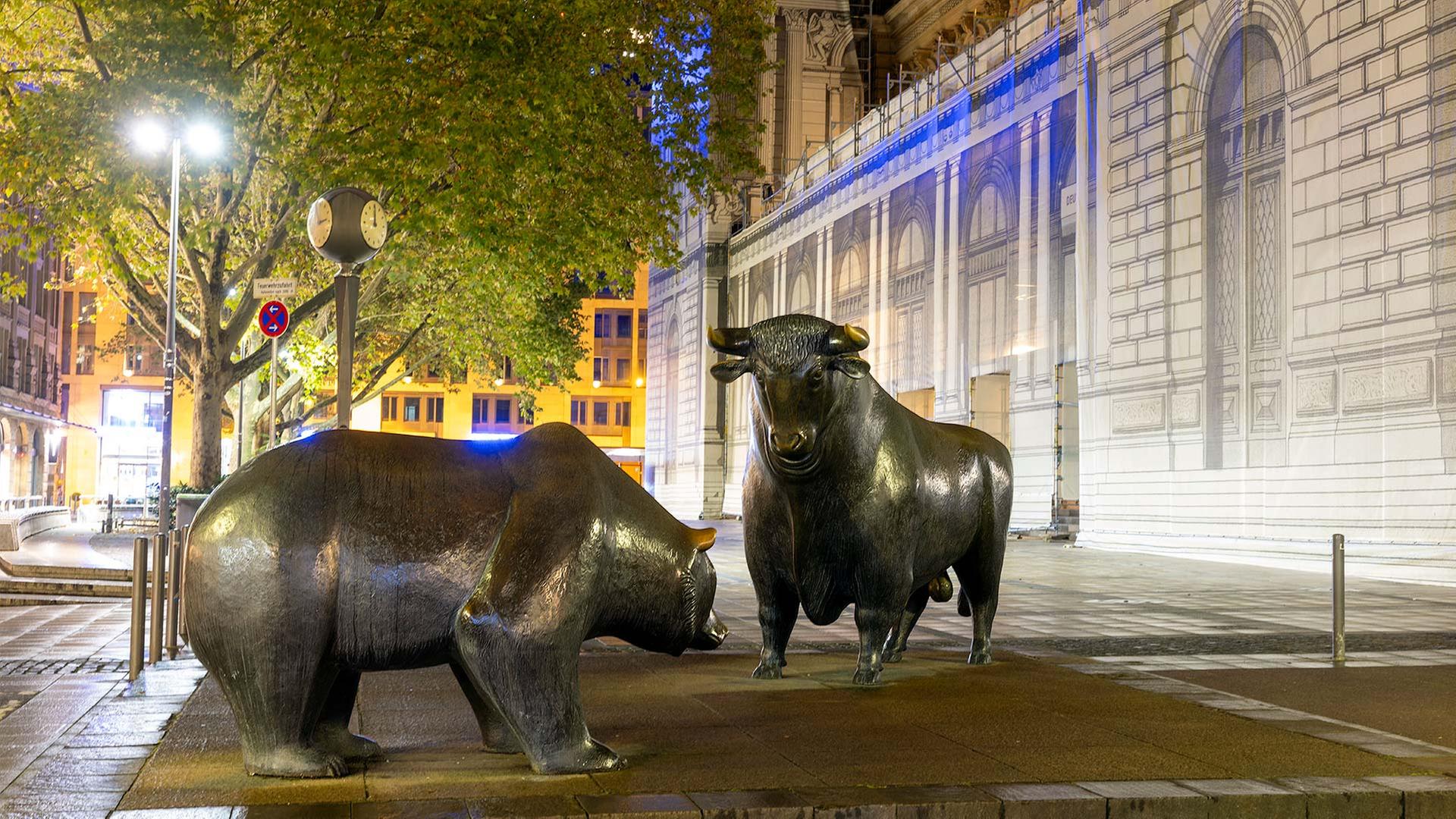 Bulle und Bär vor der Frankfurter Börse. | picture alliance/dpa