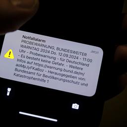 Symbolfoto: Probealarm Bundesweiter Warntag 2024. Ein Meldung zum Notfallalarm wird am 12.09.2024 auf einem Telefon angezeigt. (Quelle: Picture Alliance/Photothek Media Lab/Thomas Trutschel)