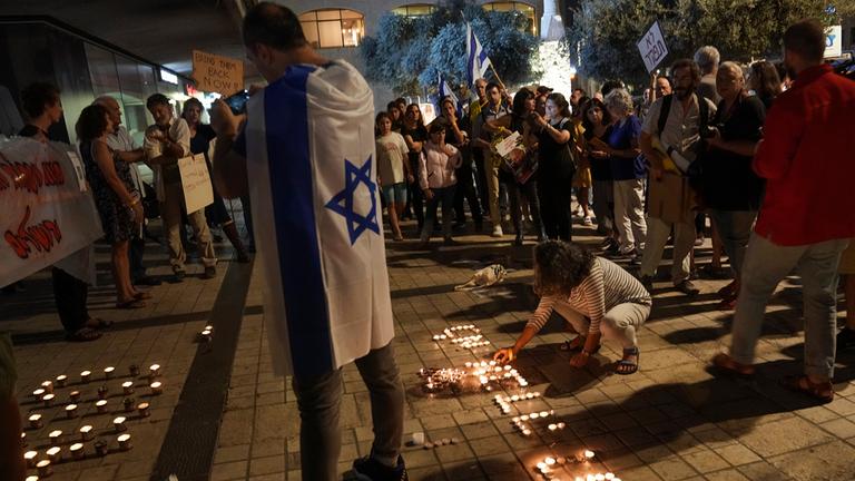 Israelis entzünden Kerzen bei einer Mahnwache zum Gedenken an die Opfer des Hamas-Angriffs auf den Süden Israels.