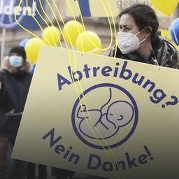 Eine Frau nimmt an einer Demonstration von Abtreibungsgegnern unter dem Titel 