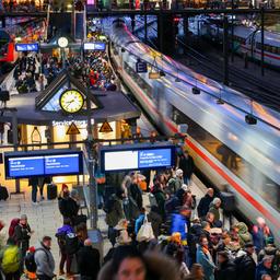Zahlreiche Reisende warten auf einem vollen Bahnsteig am Hauptbahnhof in Hamburg auf ihren Zug.