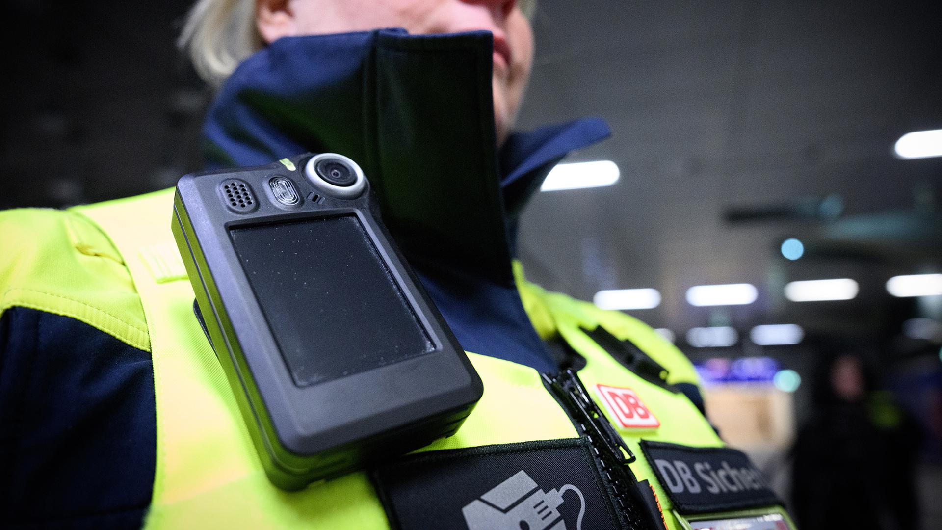 Eine Mitarbeiterin der DB Sicherheit trägt eine Bodycam im Berliner Hauptbahnhof. | dpa