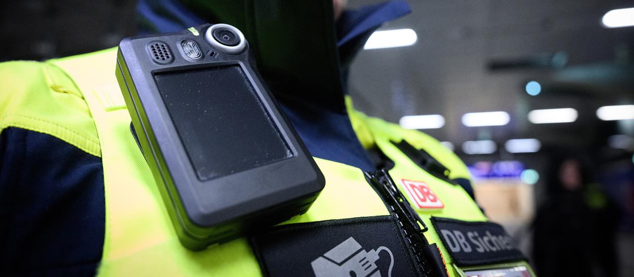 Eine Mitarbeiterin der DB Sicherheit trägt eine Bodycam im Berliner Hauptbahnhof.