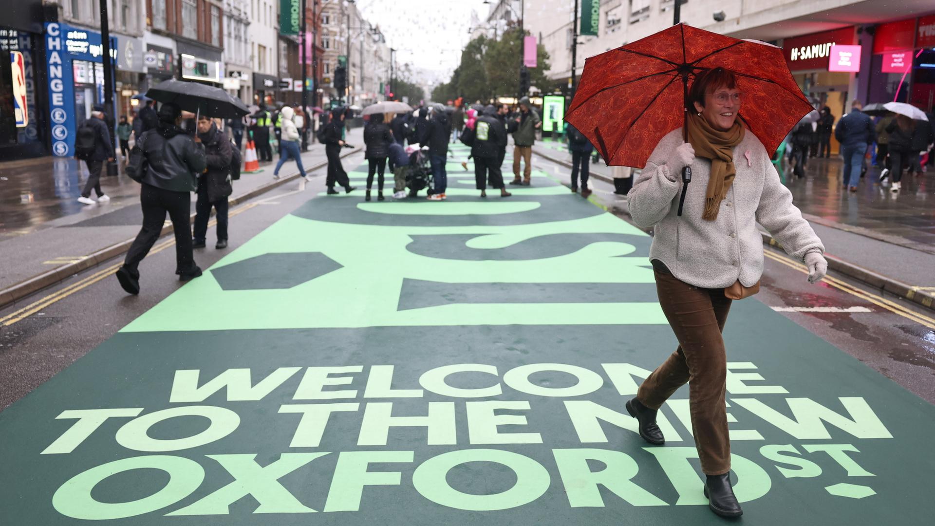 Menschen gehen auf einer ehemaligen Fahrbahn der Oxford Street in London. | EPA