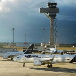 Flugzeuge der Lufthansa stehen vor dem Tower am Flughafen BER. (Quelle: imago-images/Emmanuele Contini)