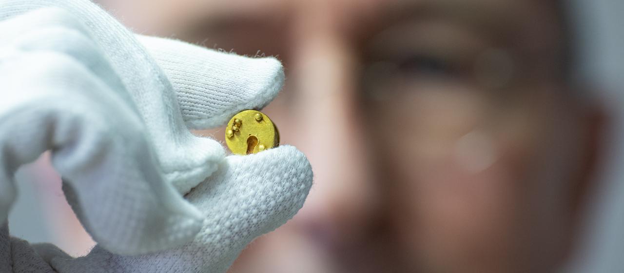 Ein goldenes Miniaturschloss aus der Römerzeit | dpa Ein goldenes Miniaturschloss aus der Römerzeit