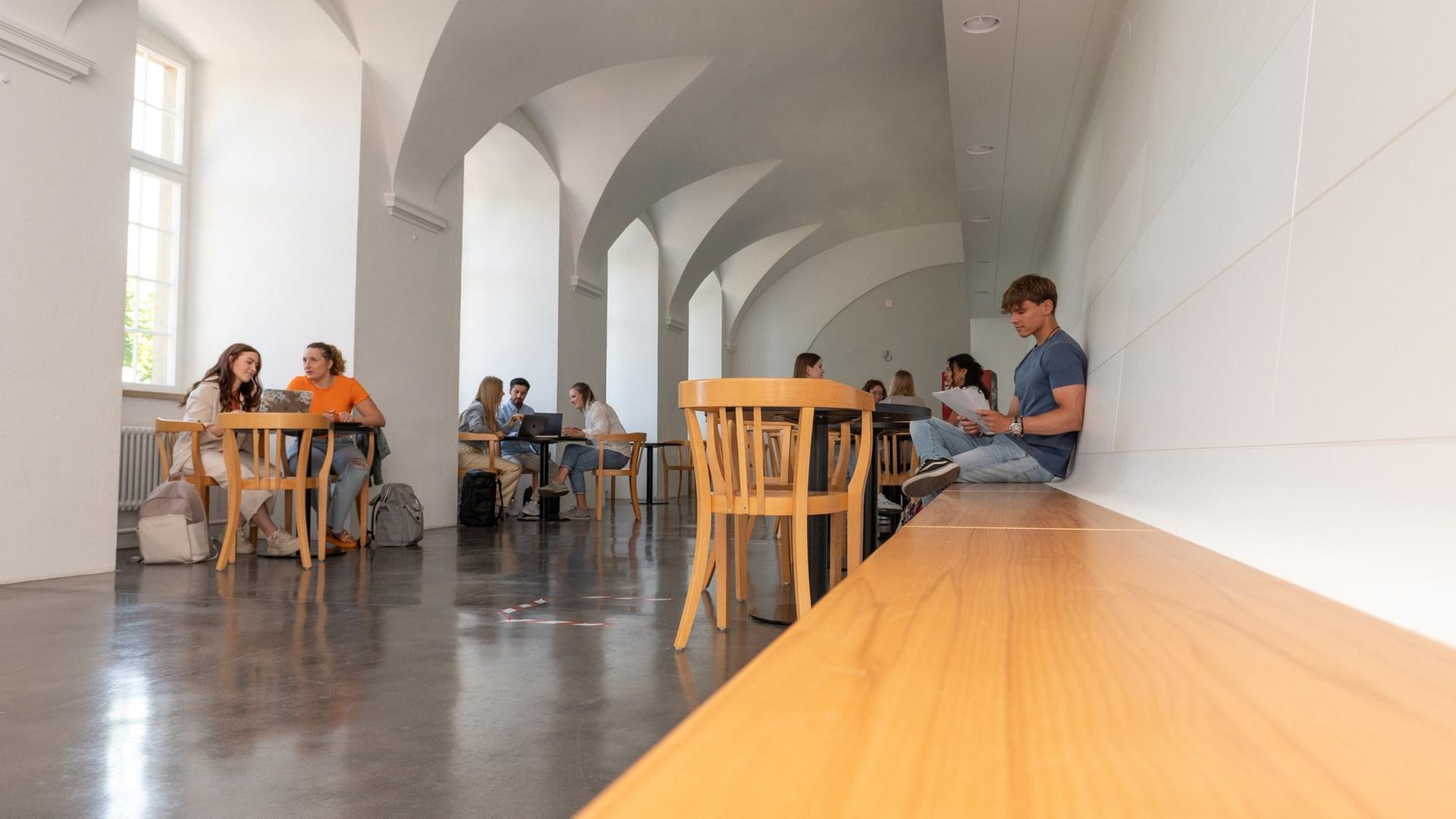 Studierende in der Pausenhalle der Pädagogischen Hochschule in Weingarten | Pressestelle, Pädagogische Hochschule Weingarten
