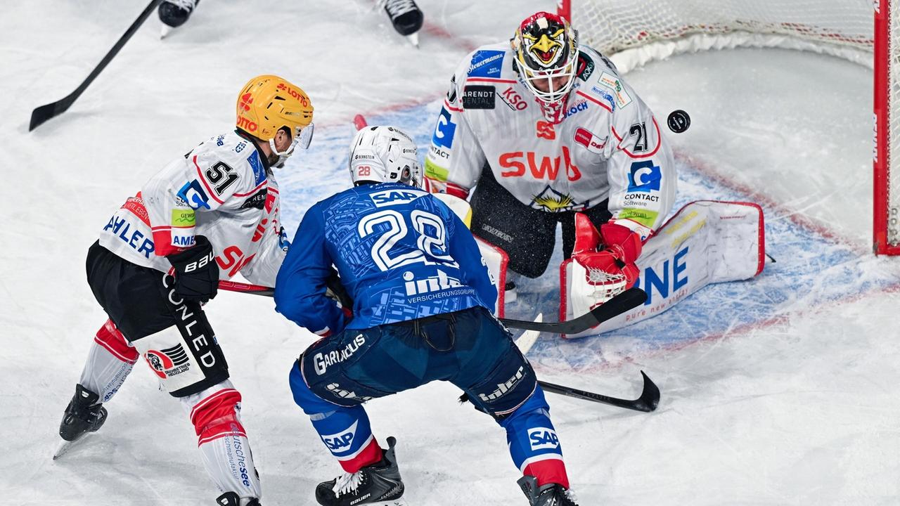 Baden-Württemberg: Krimi gegen Bremerhaven: Adler Mannheim ziehen ins Halbfinale ein