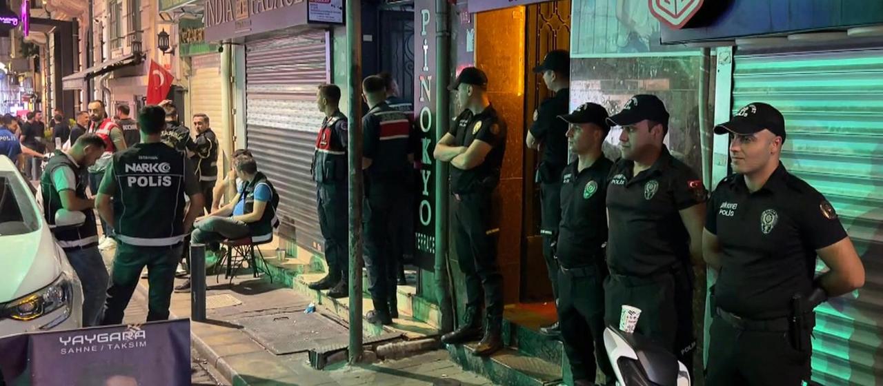 Türkische Polizisten stehen während einer Razzia in Istanbul vor einem Nachtclub