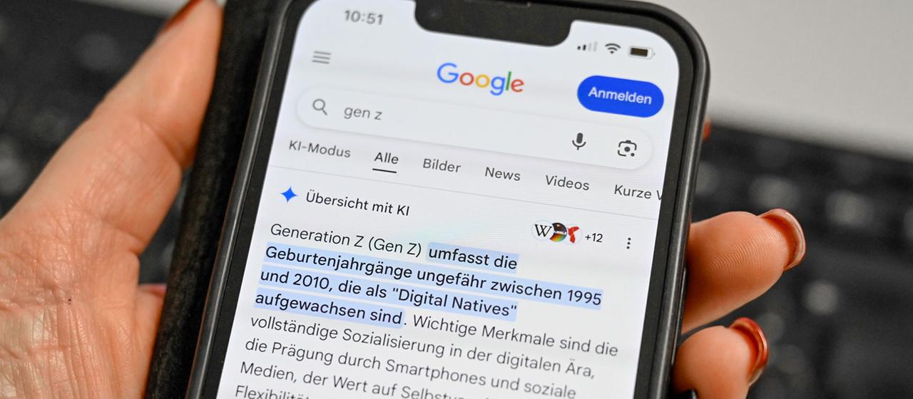 Google KI Uebersicht mit KI-Modus auf einem Smartphone 
