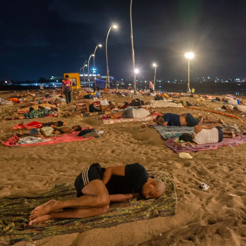 Am Versova-Strand schlafen zahlreiche Menschen. | AP Photo/Rafiq Maqbool Am Versova-Strand schlafen zahlreiche Menschen.
