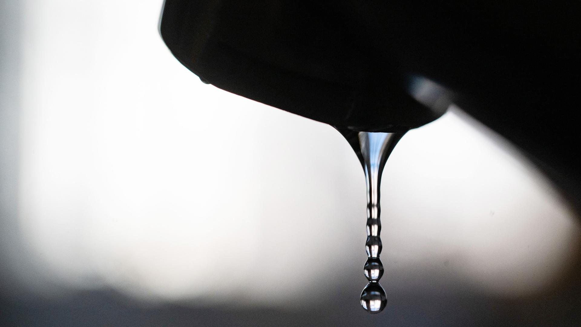 Trinkwasser fließt aus einem Hahn | Marijan Murat/dpa