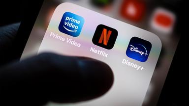Apps der Streaming-Anbieter Amazon Prime Video, Netflix und Disney+ auf einem Smartphone.