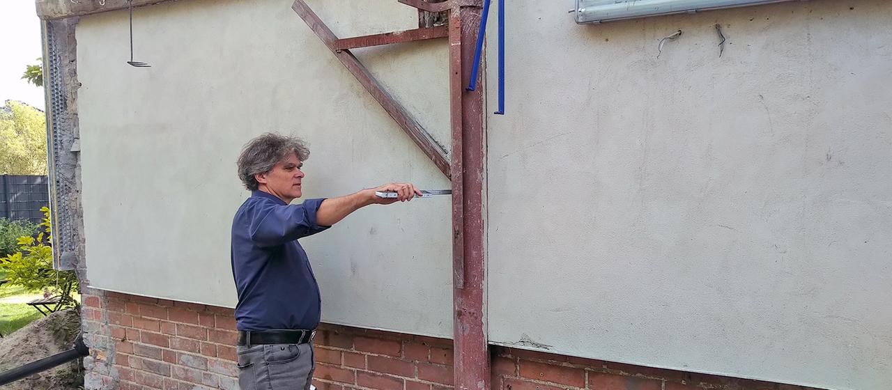Ronald Meyer an einem zu sanierenden Haus in Hennigsdorf.