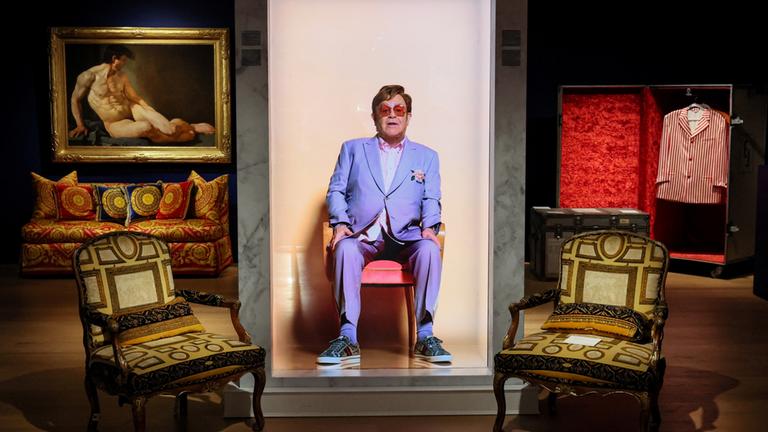 Elton John im Auktionshaus Christies in New York