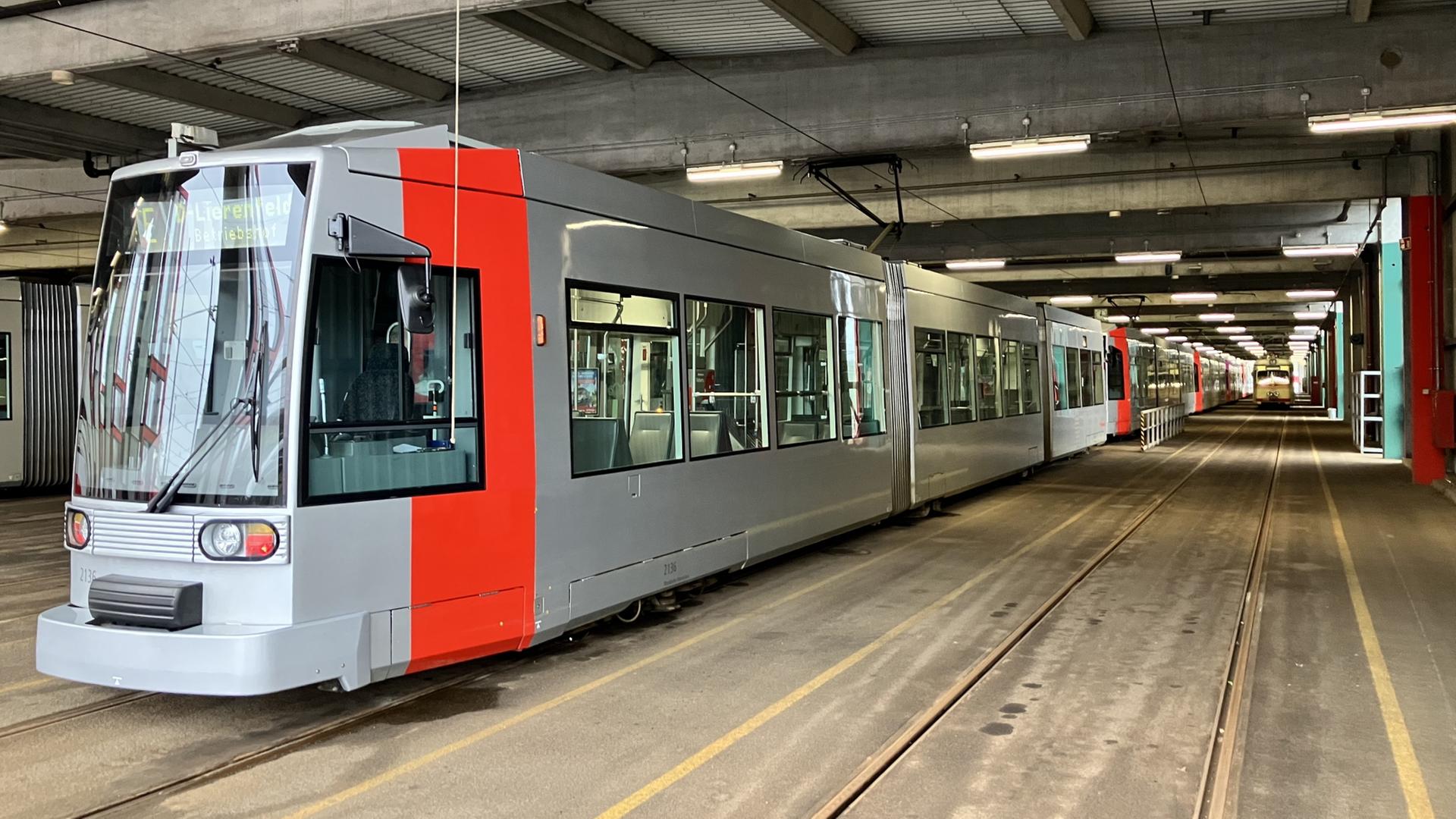 Stra�enbahnen stehen in D�sseldorf im Depot. | dpa