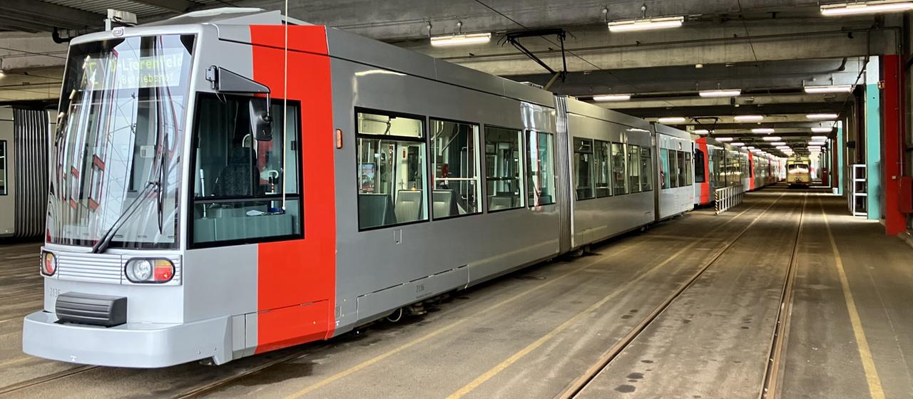 Straßenbahnen stehen in Düsseldorf im Depot.