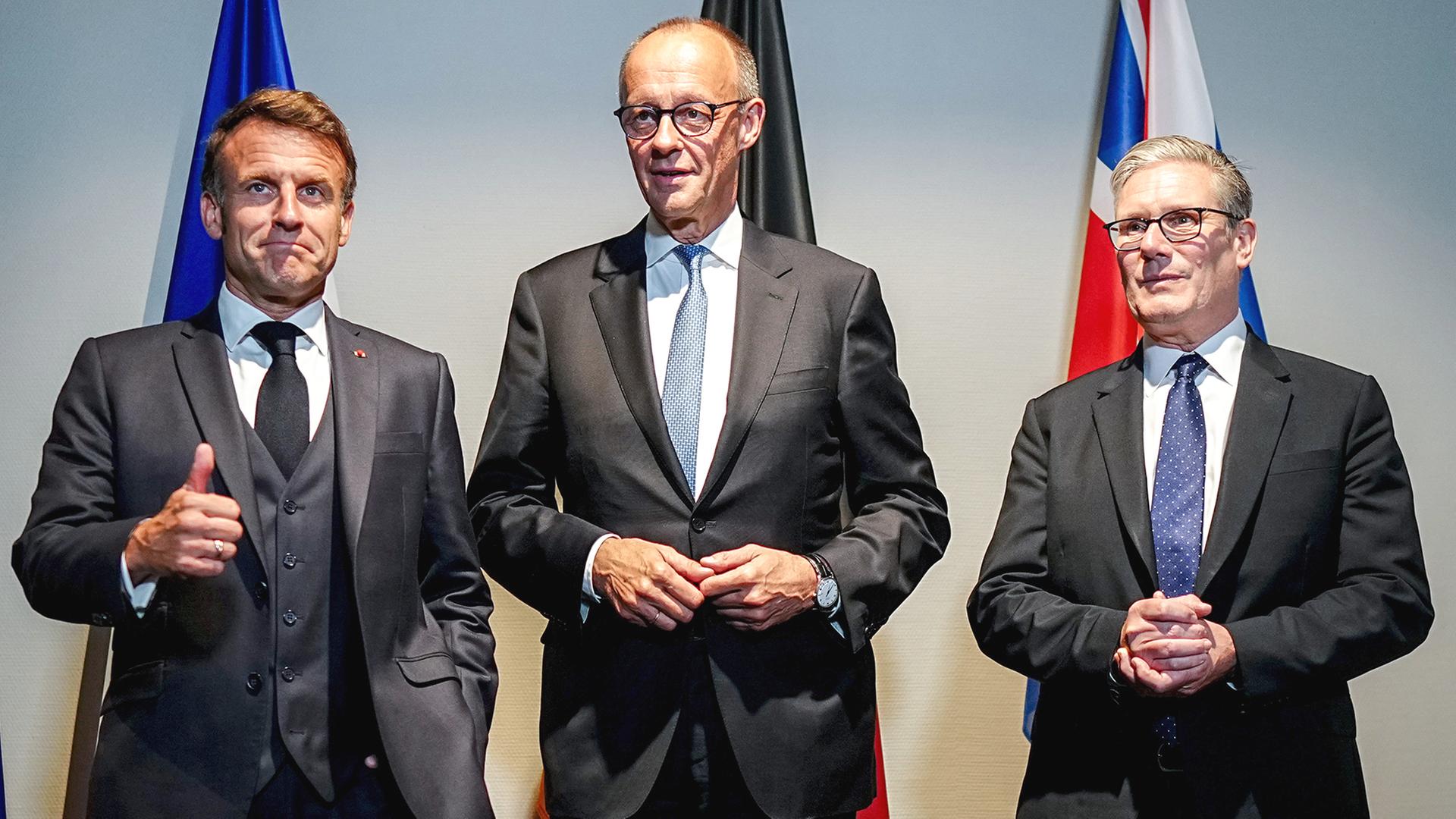 Emmanuel Macron (l-r), Friedrich Merz  und Keir Starmer (ARchivbild vom 24.06.2025) | dpa