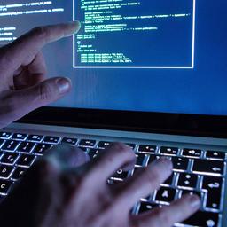 Computer-Nutzer am Bildschirm