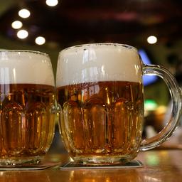 Gläser mit Bier stehen auf einem Tisch in einer Kneipe in Prag.