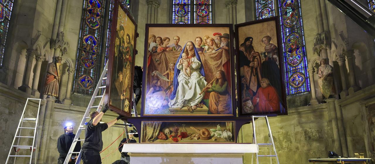 Ein Restauratorenteam demontiert den Cranach-Triegel-Altar im Naumburger Dom