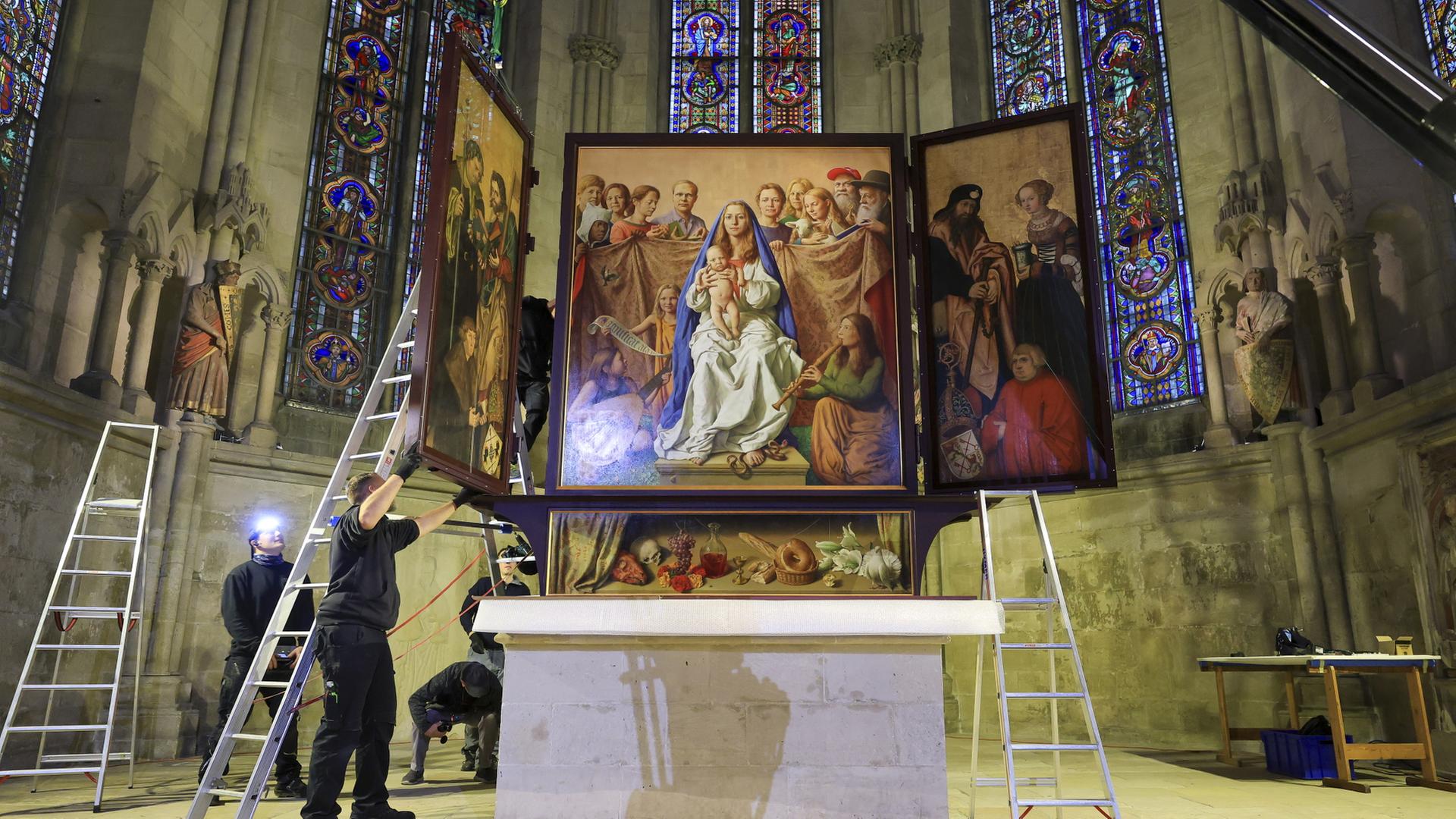 Ein Restauratorenteam demontiert den Cranach-Triegel-Altar im Naumburger Dom | dpa