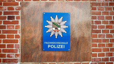 Archiv: "Fachhochschule Polizei" steht auf einem Schild an der Einfahrt der Polizei-Akademie in Aschersleben