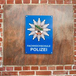 Archiv: "Fachhochschule Polizei" steht auf einem Schild an der Einfahrt der Polizei-Akademie in Aschersleben