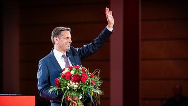 Olaf Lies (SPD), designierter Ministerpräsident von Niedersachsen, steht auf der Bühne beim Sonderparteitag der SPD Niedersachsen.