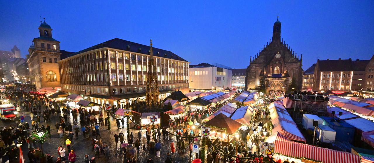 Der Nürnberger Christkindlesmarkt auf dem Hauptmarkt der Stadt. (Archivbild vom 1.12.2023)