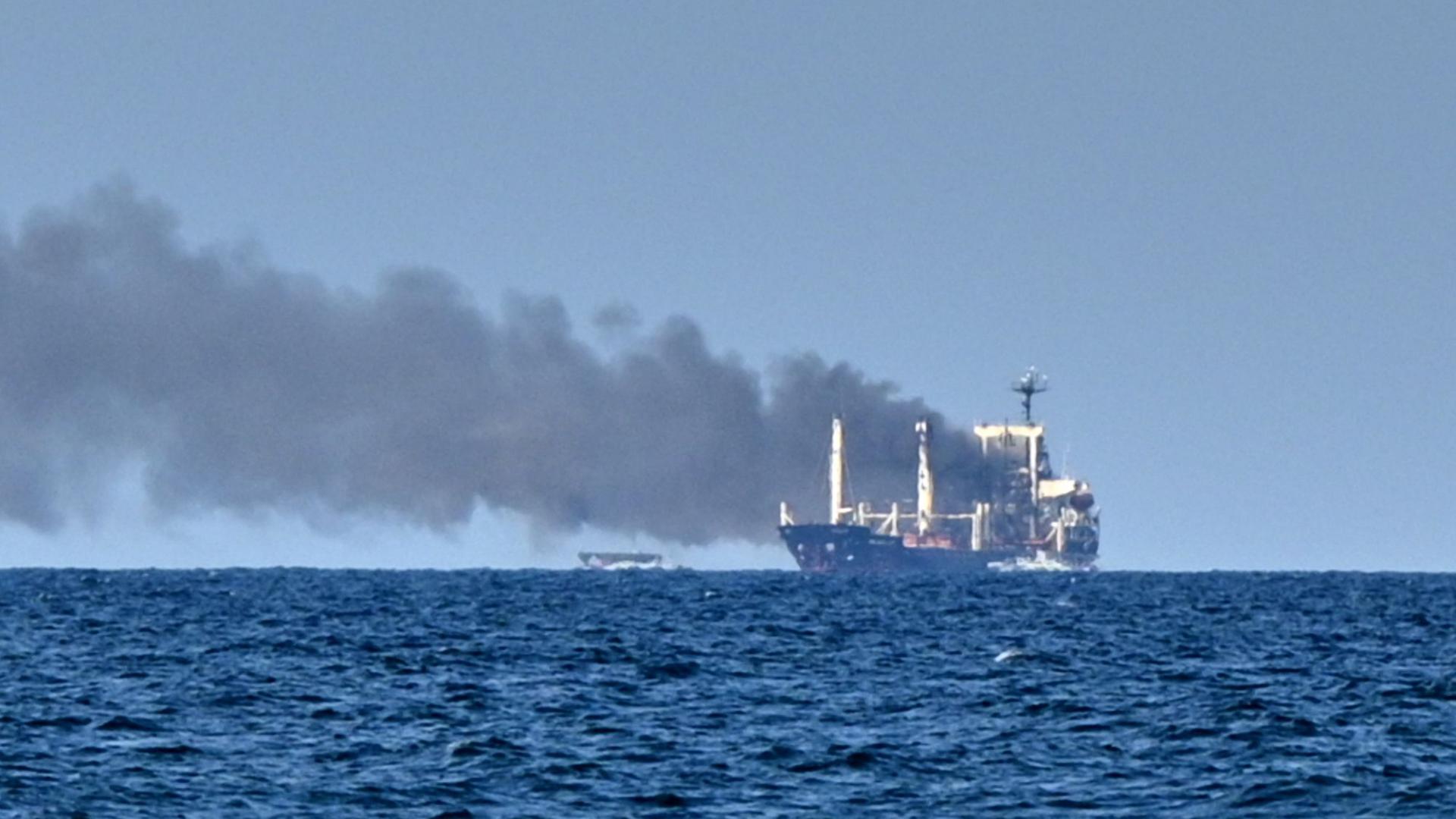 Nach einem russischen Raketenangriff im Schwarzen Meer steigt Rauch von einem Schiff auf.  | Michael Shtekel/AP/dpa