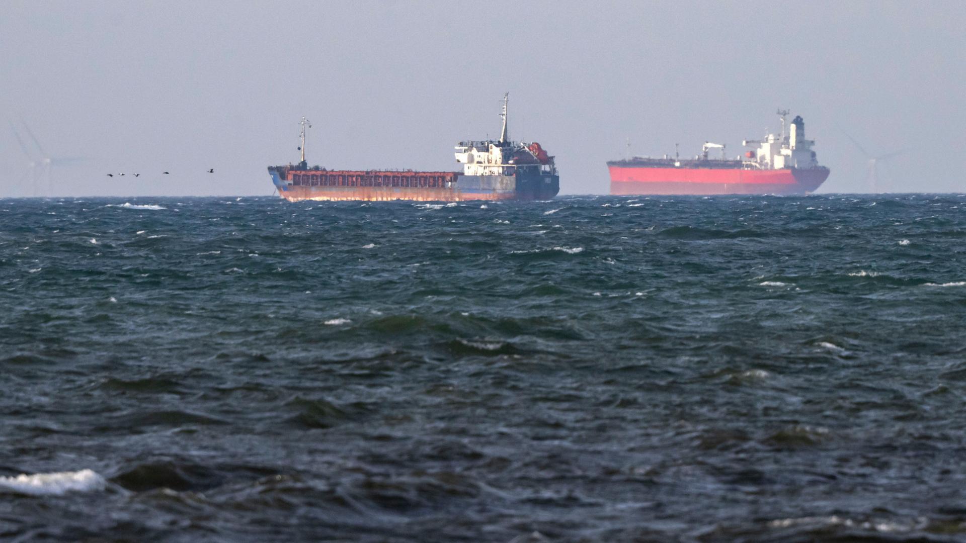  Zwei Tanker vor der Küste Schwedens - beide sollen zur sogenannten russischen Schattenflotte gehören | Johan Nilsson/TT News Agency via