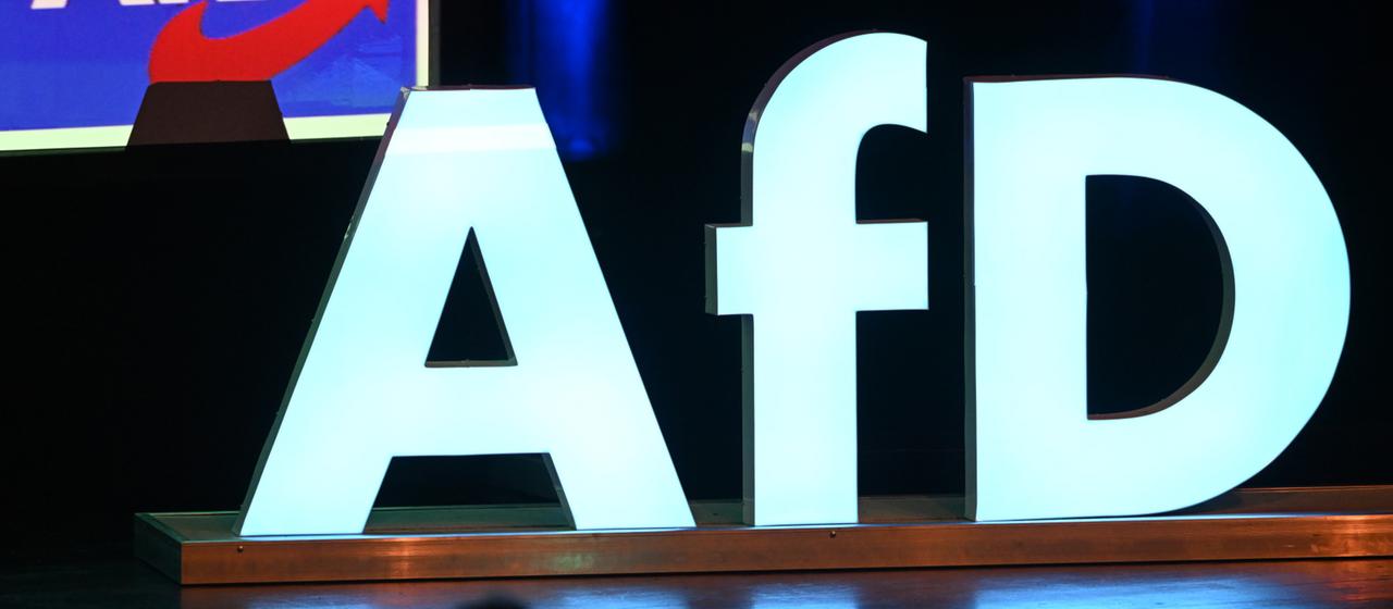 as Logo der Partei AfD steht bei einer Wahlkampfkundgebung 
