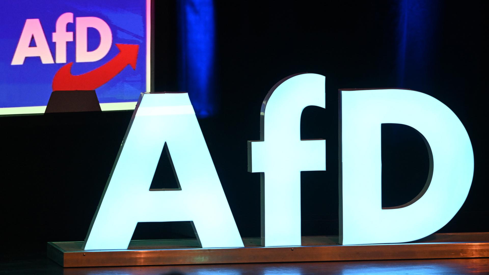 as Logo der Partei AfD steht bei einer Wahlkampfkundgebung  | dpa