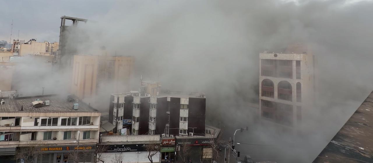 Eine Straße voller Rauch nach einer Explosion in Teheran.