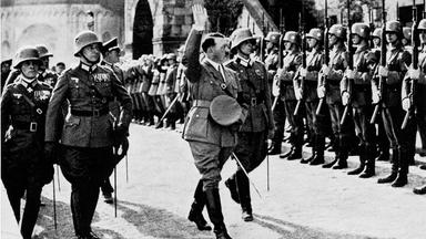 Adolf Hitler schreitet am 30. September 1934 in Goslar eine Ehrenkompagnie der Reichswehr ab.
