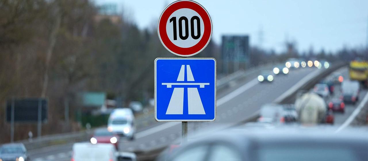 Schild an der Autobahn A 114 zeigt die Geschwindigkeitsbegrenzung auf Tempo 100.