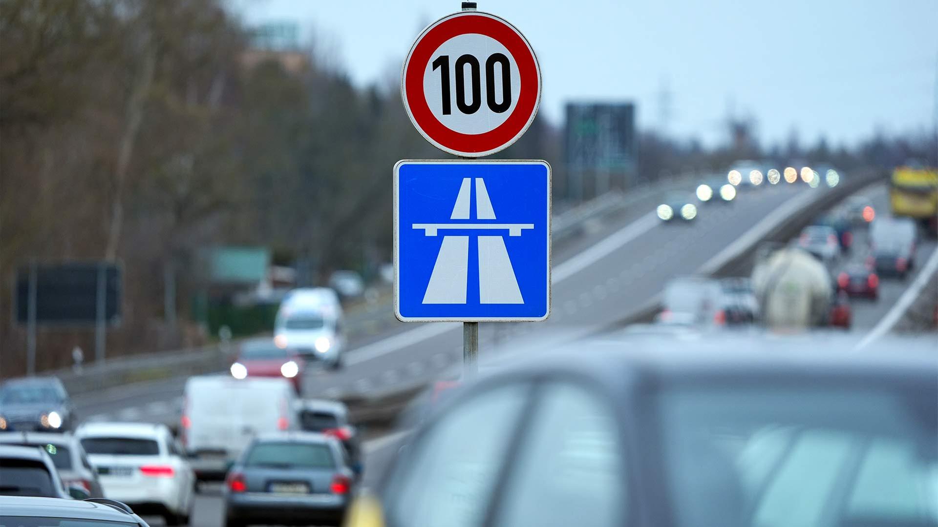 Schild an der Autobahn A 114 zeigt die Geschwindigkeitsbegrenzung auf Tempo 100. | picture alliance/dpa