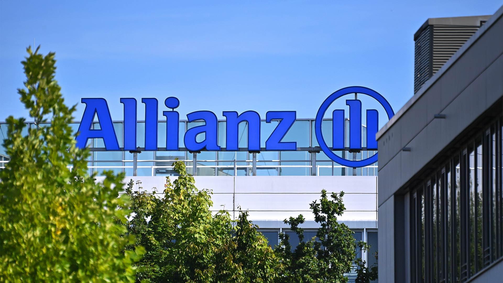Logo der Allianz Versicherung auf einem Bürogebäude. | picture alliance / SvenSimon