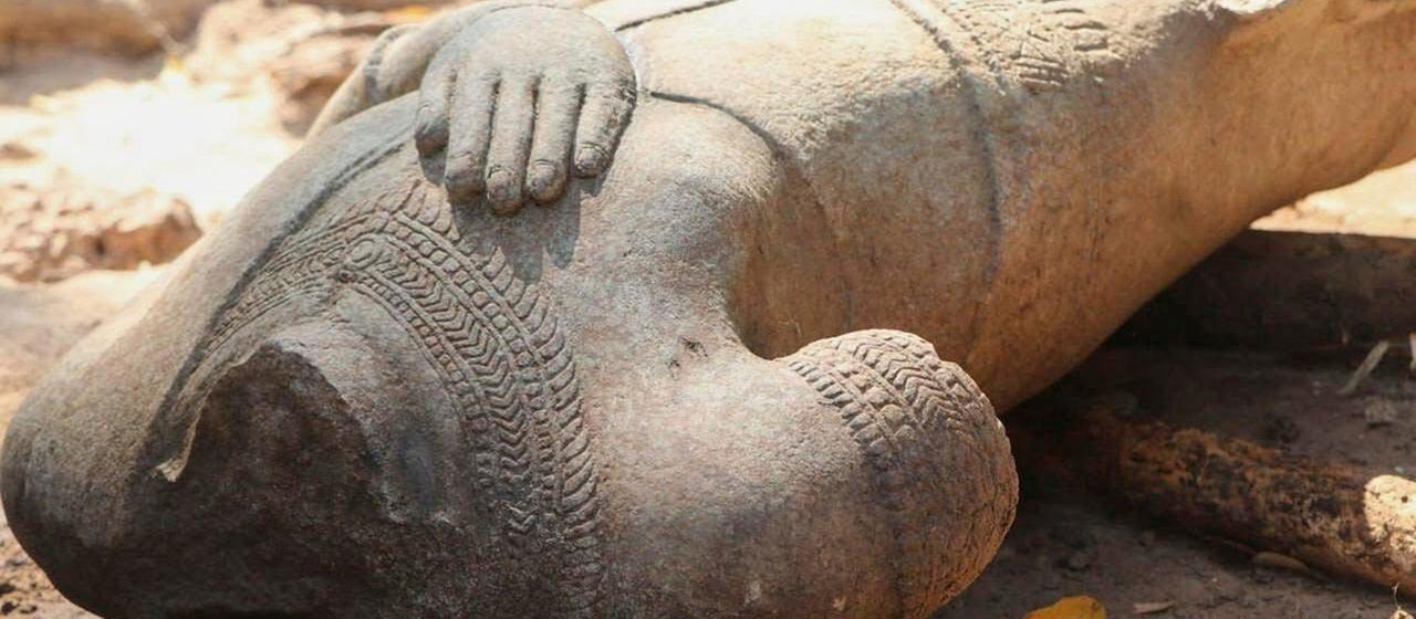 Eine kopflose Statue in der kambodschanischen Provinz Siem Reap. | Apsara National Authority via AP Eine kopflose Statue in der kambodschanischen Provinz Siem Reap.